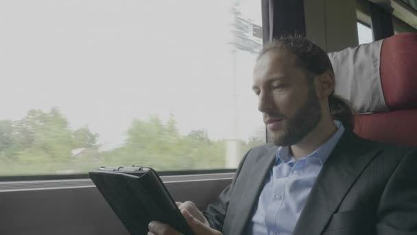 Selbstbewusster Berufspendler Der Mit Der Bahn Unterwegs Ist Arbeitet Und — Stockvideo