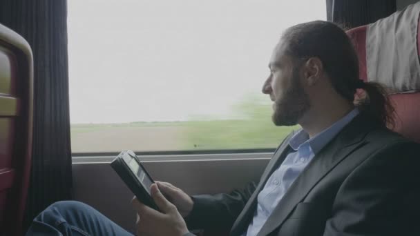 Feliz Joven Empresario Hombre Viajando Tren Relajando Viaje Negocios Viendo — Vídeos de Stock