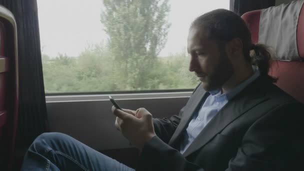 Workaholic Business Giovane Uomo Barbuto Sul Treno Pendolarismo Lavoro Utilizzando — Video Stock