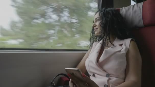 优雅的办公室女子在火车上下班休息旅行中回家享受听音乐在智能手机上 — 图库视频影像