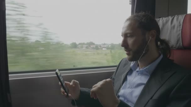 Giovane Imprenditore Fiducioso Che Viaggia Treno Con Una Videochiamata Aziendale — Video Stock