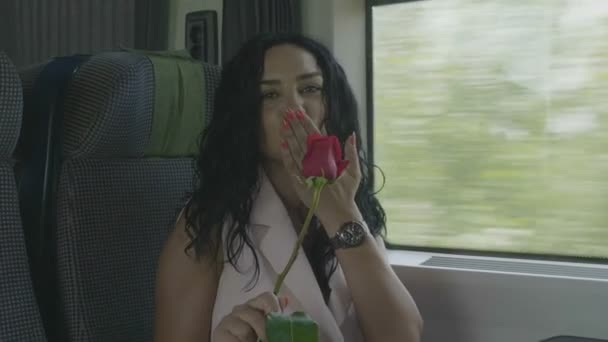 美丽快乐的年轻女子在爱的火车旅行 拿着玫瑰吹吻 — 图库视频影像
