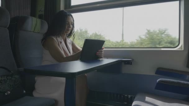 Επιχειρηματίας Μετακινήσεων Στο Γραφείο Στο Τρένο Που Εργάζονται Tablet — Αρχείο Βίντεο