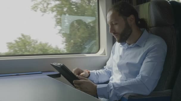 Focalisé Jeune Entrepreneur Glisser Faire Défiler Sur Tablette Tactile Surf — Video