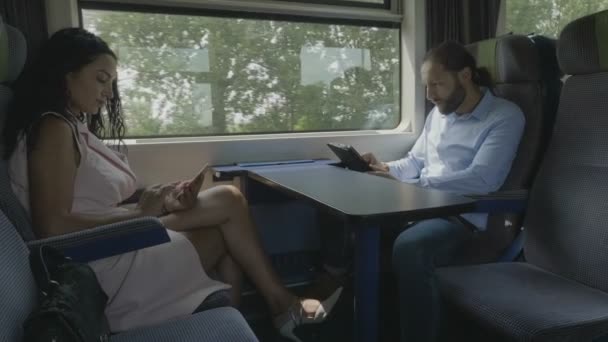 Mujer Hombre Viajando Tren Siendo Comunicativos Usando Sus Teléfonos Inteligentes — Vídeo de stock