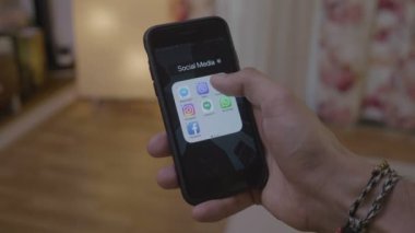 Sosyal medya apps iphone smartphone menüsünde Düzenleme genç adamın elini