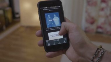 Genç sanatçı, bantları ve albümleri müzik Spotify müzik app Akıllı akış kullanarak arama üzerinden tarama el adam