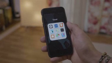 Ekran smartphone taksi rota hizmet ve gps navigasyon kentsel kavramı için isteyen dokunmadan seyahat uber app erişen iş adamı