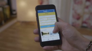 Arayan web sitesi rezervasyon com smartphone ekran app tarama kullanarak online otel rezervasyonları
