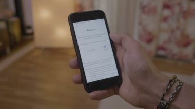 Genç adam blablacar Web sayfası uygulama dijital smartphone online ridesharing carsharing ve carpooling hizmet app kavramı arama tarama