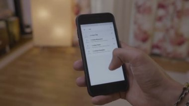Google kullanarak bin yıllık adam turistik planlama Roma şehir ara yol Vatikan için almak için uygulama dokunmaktan ve aygıt ekrandaki parmak ile kaydırma onun akıllı haritalar
