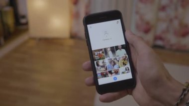 Genç instatool instasize app online fotoğraf editörü uygulama kavramı kullanarak fotoğraf düzenleme smartphone üzerinden tarama instagram bağımlısı