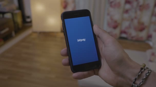 Działalności Człowieka Przeglądania Bitpay Konta Aplikacji Smartfon Sprawdzanie Jego Salda — Wideo stockowe