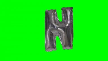 Alfabe gümüş helyum balon yeşil ekran üzerinde yüzen üzerinden büyük harf N