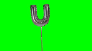 Alfabe gümüş helyum balon yüzen gelen harf U yeşil ekran üzerinde