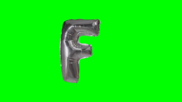 从字母表的大字母 氦银色气球漂浮在绿色屏幕上 — 图库视频影像