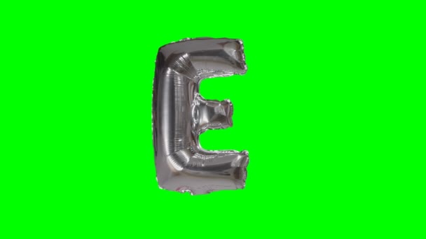 Carta Grande Alfabeto Balão Prata Hélio Flutuando Tela Verde — Vídeo de Stock