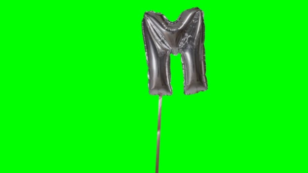 字母表中的字母 氦银色气球漂浮在绿色屏幕上 — 图库视频影像
