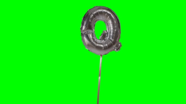字母表中的字母 氦银色气球漂浮在绿色屏幕上 — 图库视频影像