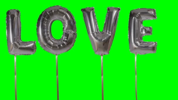 Gümüş helyum balon harfler yeşil ekran üzerinde yüzen gelen kelime aşk — Stok video