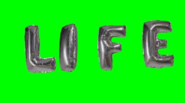 Yeşil ekran üzerinde yüzen gümüş helyum balon harfler kelime hayattan