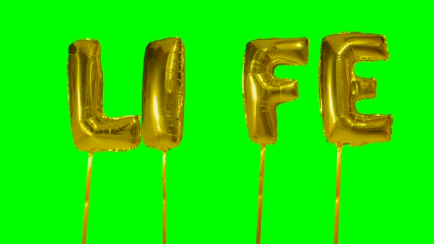 文字生活从氦金黄气球信件漂浮在绿色屏幕上 — 图库视频影像