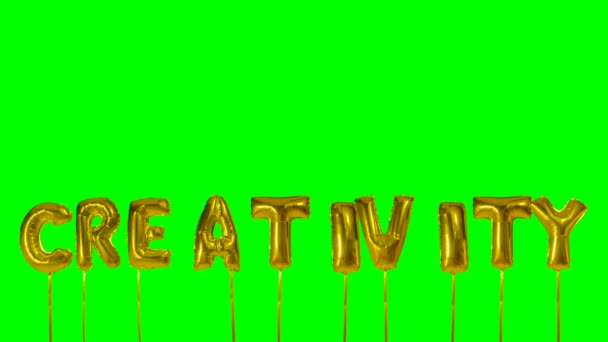 Palabra creatividad de helio letras globo de oro flotando en la pantalla verde — Vídeos de Stock
