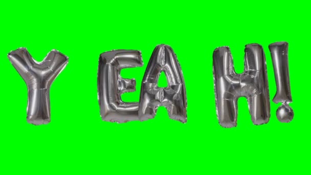 Слово так з гелієвих срібних кульових літер, що плавають на зеленому екрані — стокове відео