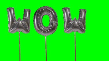 Word wow gümüş helyum balon harfler yeşil ekran üzerinde yüzen üzerinden