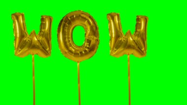 Word wow altın helyum balon harfler yeşil ekran üzerinde yüzen üzerinden
