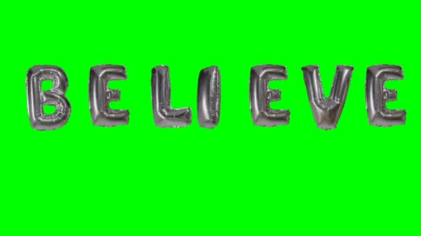 緑色の画面に浮かぶ銀のヘリウム風船文字から単語を信じてください。 — ストック動画