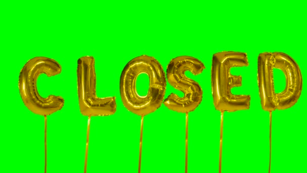 Слово закрито з гелієвих золотих кульових літер, що плавають на зеленому екрані — стокове відео