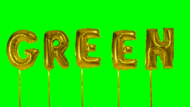 字绿色从氦金黄气球信件漂浮在绿色屏幕上 — 图库视频影像
