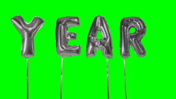 字年从氦银色气球信件漂浮在绿色屏幕上 — 图库视频影像