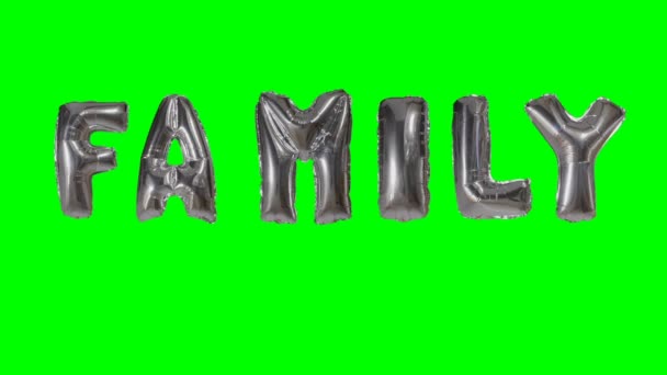 Wortfamilie aus Helium-Silberballon-Buchstaben, die auf grünem Bildschirm schweben — Stockvideo