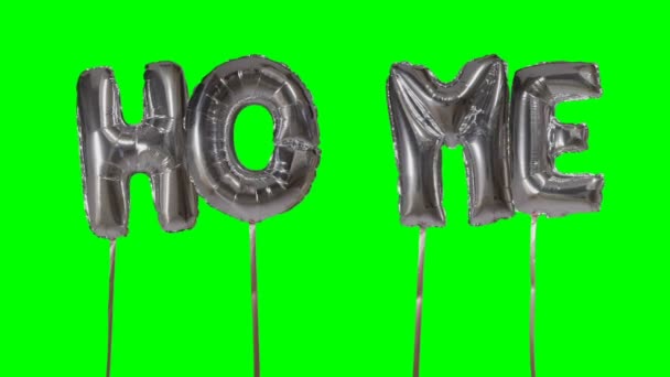 Λέξη σπίτι από ήλιο ασημένια γράμματα μπαλόνι επιπλέει στην πράσινη οθόνη — Αρχείο Βίντεο