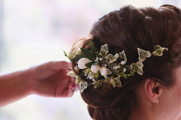 Bir gelin Kuaför Salonu düğün headdress yapma. Gelinin saç dokunmadan yardım