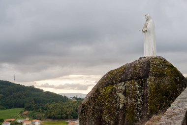 Povoa de Lanhoso, Portekiz - 31 Mayıs 2018: tepe, üstüne geç öğleden sonra bir kaya Braga, Portekiz Our Lady Pilar resim