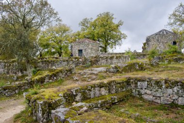 Guimaraes, Portekiz - 31 Mayıs 2018: Briteiros Kalesi Demir Çağı arkeolojik bir sitedir. Guimaraes, Portekiz