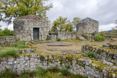 Guimaraes, Portekiz - 31 Mayıs 2018: Briteiros Kalesi Demir Çağı arkeolojik bir sitedir. Guimaraes, Portekiz