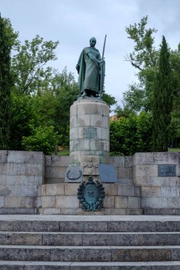 Guimaraes, Portekiz - 31 Mayıs 2018: Portekiz D' Afonso Henriques ilk kralı heykeli. Guimaraes, Portekiz