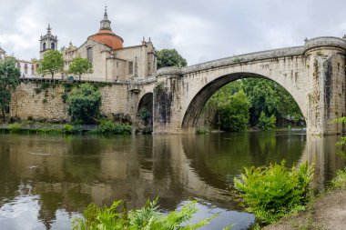 Amarante, Portekiz - 10 Haziran 2018: Köprü, S. Goncalo nehrinde Tamega, Porto bölgesi, Portekiz
