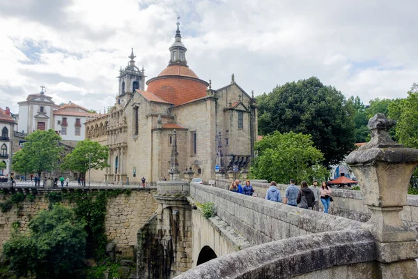 阿马兰泰 葡萄牙 2018年6月10日 在横跨河的桥梁之上 Tamega 我们看见在广场旁边的人在 Goncalo 的教堂和修道院 波尔图区 葡萄牙 — 图库照片