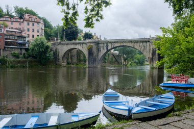 Amarante, Portekiz - 10 Haziran 2018: yağmurlu günde, Tamega Nehri Porto bölgesinde, Portekiz kıyısında zevk tekne palamarla