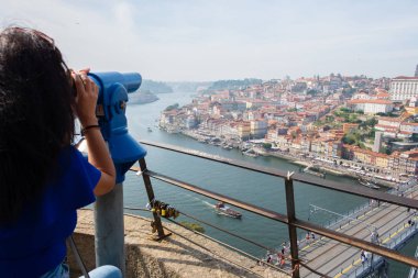 Bir Vila Nova de Gaia, Portekiz - 16 Eylül 2018: Serra bakış kadında Porto, Portekiz şehrin muhteşem manzarayı Pilar yapmak