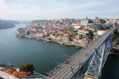 Bir Vila Nova de Gaia, Portekiz - 16 Eylül 2018: köprü Luiz ben nehrin Vila Nova de Gaia ve Oporto, Portekiz katılmadan Douro haçlar