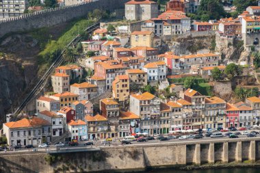 Bir Vila Nova de Gaia, Portekiz - 16 Eylül 2018: Douro ile güzel mimarisi, Portekiz Porto şehir Nehri'nin kıyısında