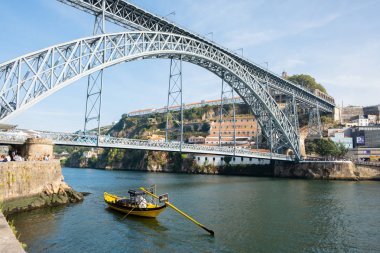 Bir Vila Nova de Gaia, Portekiz - 16 Eylül 2018: köprü Luiz ben nehrin Vila Nova de Gaia ve Oporto, Portekiz katılmadan Douro haçlar