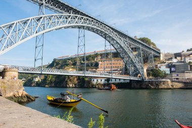 Bir Vila Nova de Gaia, Portekiz - 16 Eylül 2018: köprü Luiz ben nehrin Vila Nova de Gaia ve Oporto, Portekiz katılmadan Douro haçlar