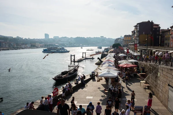 Porto, Portekiz - 16 Eylül 2018: Porto Rebelo güzel bir şehir Douro nehrinin kıyısında deniz araçları, geleneksel olarak taşınan uçurtma şarap Porto, Portekiz